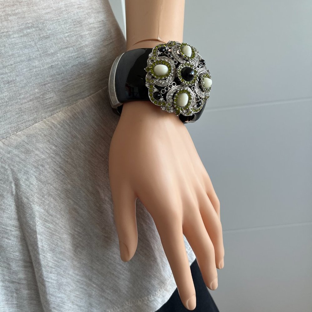 Cuff - Picture 5 of 16